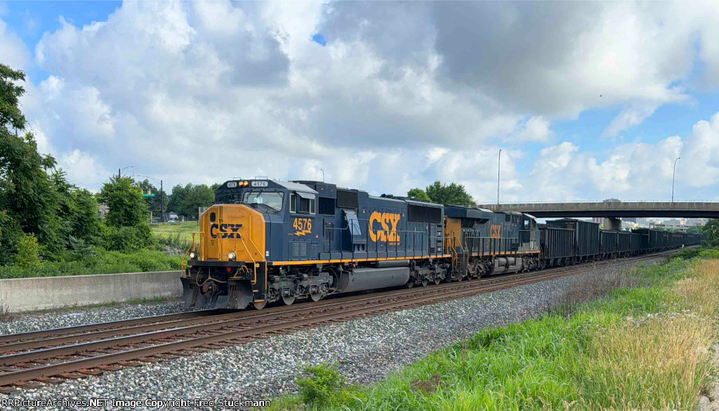 CSX 4576 leads B157.